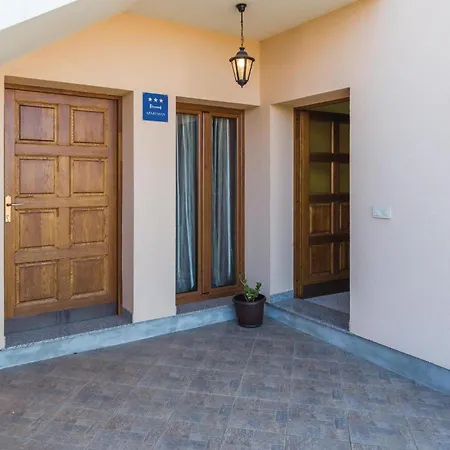 Two-bedroom In Porec 公寓 *