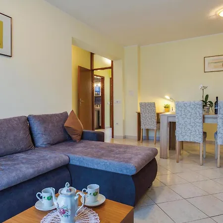 Two-bedroom In Porec דירה