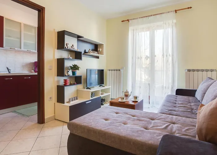 Two-bedroom In Porec Radmani