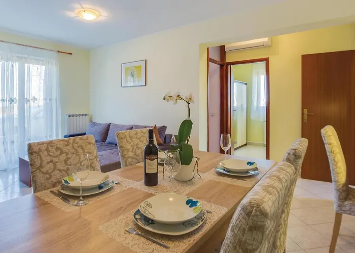 Two-bedroom In Porec דירה